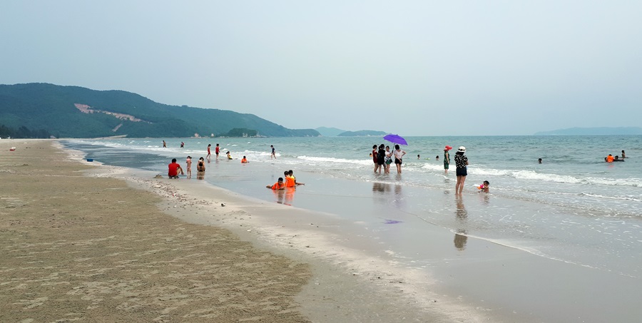 Bãi biển Trường Chinh vào mùa hè thu hút nhiều du khách tắm vào mùa hè.