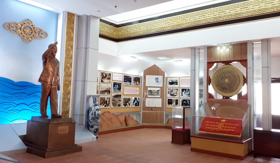 Bên trong nhà Lưu niêm tại Khu di tích Bác Hồ trưng bày nhiều hiện vật giá trị lịch sử văn hóa tại xã đảo Ngọc Vừng (Vân Đồn)