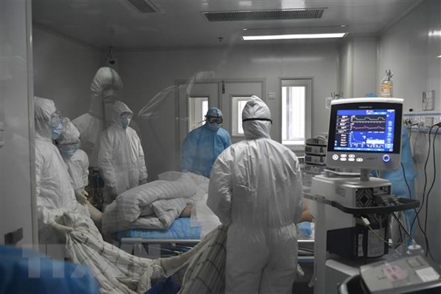 Nhân viên y tế điều trị cho bệnh nhân nhiễm virus corona chủng mới tại phòng cách ly ở bệnh viện Phúc Châu, tỉnh Phúc Kiến, Đông Nam Trung Quốc, ngày 31/1/2020. (Ảnh: THX/ TTXVN)