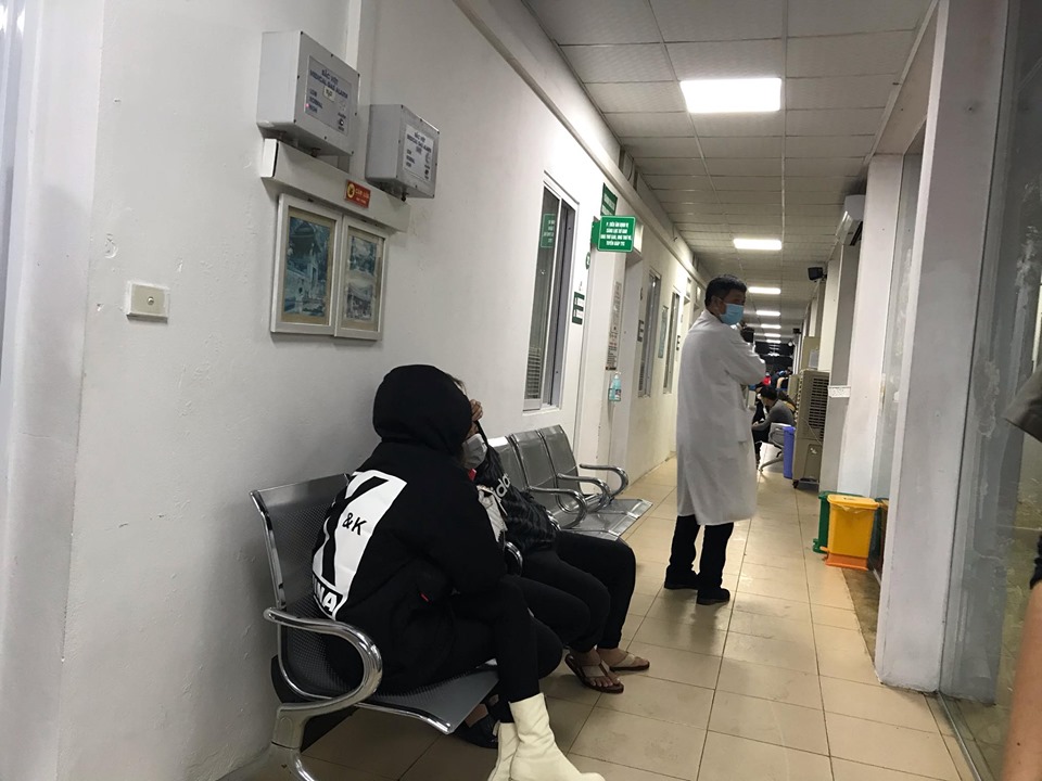 Nhóm bạn trẻ đi du lịch Trung Quốc về cũng đến bệnh viện để khám.