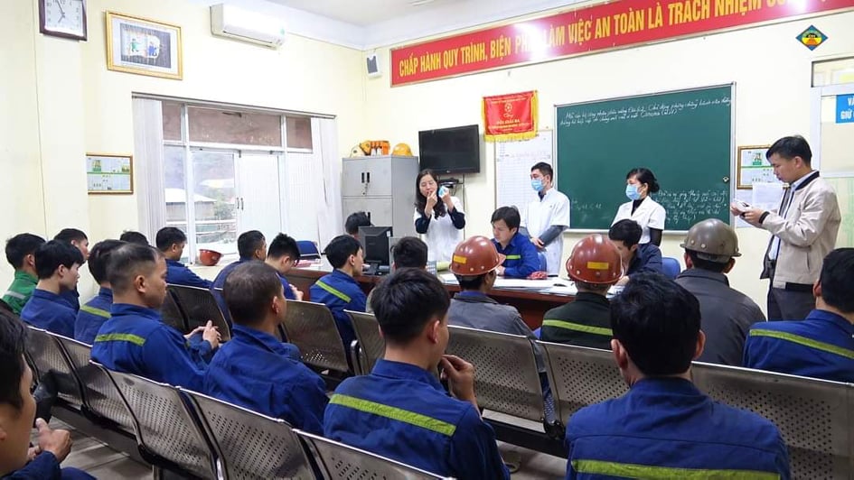 Các y bác sĩ hướng dẫn cách dùng khẩu trang đúng cách cho CNLĐ Công ty than Dương Huy.