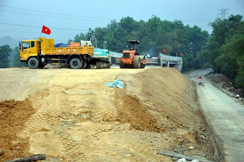 Dự án thay thế cầu trên đường tràn Khe Giữa thuộc Tỉnh lộ 326, đoạn qua xã Dương Huy đang được đẩy nhanh tiến độ thi công. Ảnh chụp ngày 3/3/2020