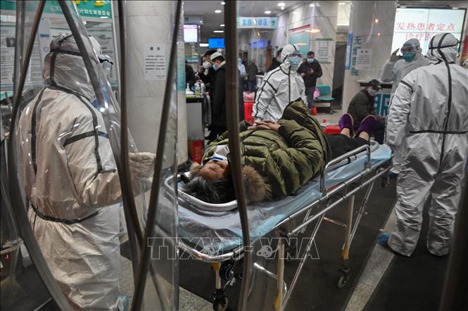 Nhân viên y tế tiếp nhận bệnh nhân viêm đường hô hấp cấp do nhiễm virus Corona tại bệnh viện ở Vũ Hán, Trung Quốc, ngày 25/1/2020. Ảnh: AFP/TTXVN