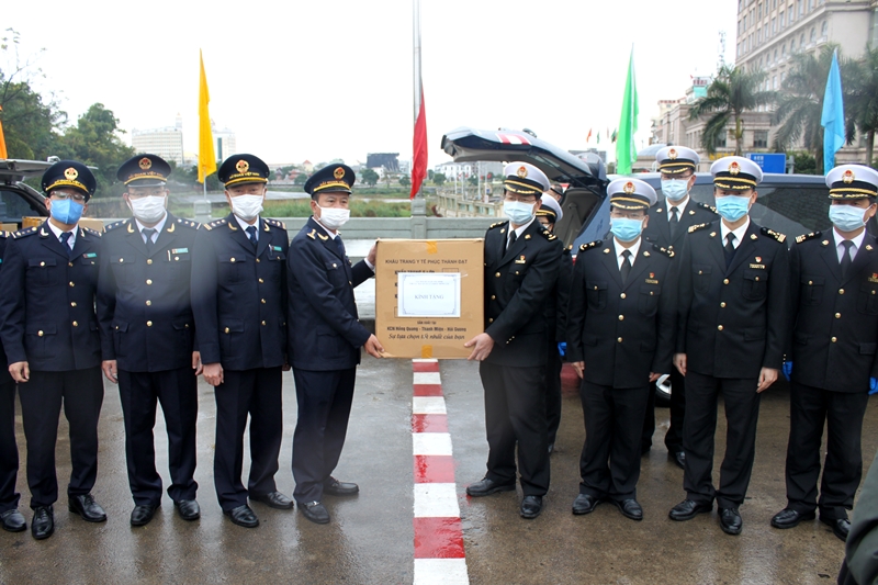 20.000 khẩu trang được Hải quan Móng Cái (Việt Nam) trao tặng cho Hải quan Đông Hưng (Trung Quốc)