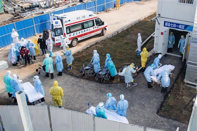 Nhân viên y tế chuyển bệnh nhân nhiễm virus corona chủng mới tới điều trị tại bệnh viện dã chiến Hỏa Thần Sơn ở Vũ Hán, Trung Quốc ngày 4/2/2020. (Ảnh: THX/TTXVN)