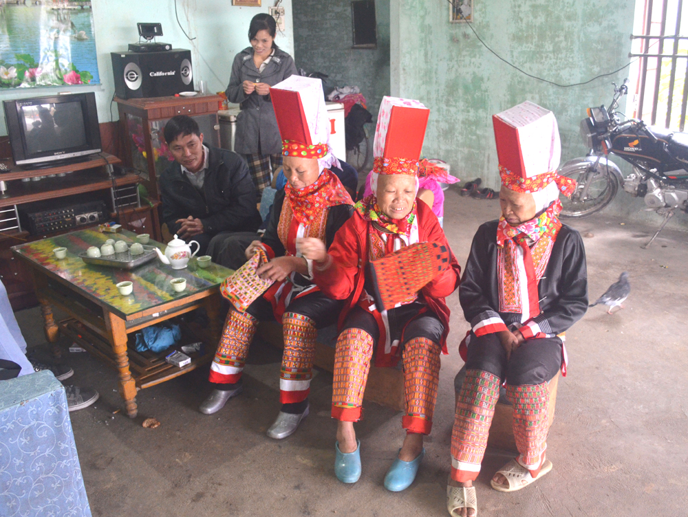 Bà Dường Chống Sếnh (thứ 2 từ bên phải) hướng dân người dân trong xã cách thêu thùa truyền thống