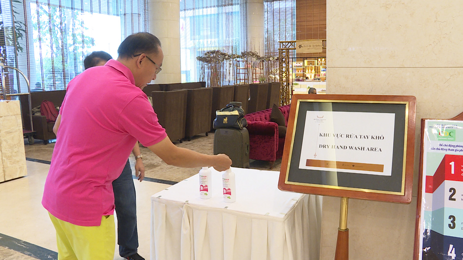 Khách sạn Mường Thanh bố trí khu vực rửa tay diệt khuẩn cho du khách khi tới lưu trú tại khách sạn