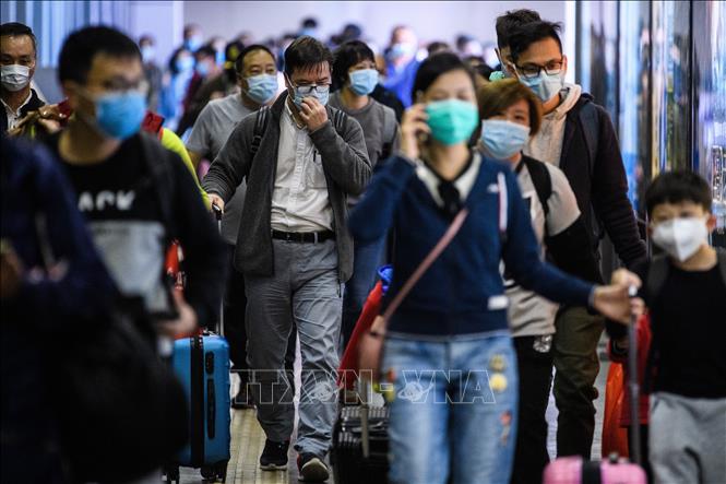 Hành khách đeo khẩu trang đề phòng lây nhiễm virus corona chủng mới tại một nhà ga ở Hong Kong, Trung Quốc ngày 3/2/2020. Ảnh: AFP/TTXVN
