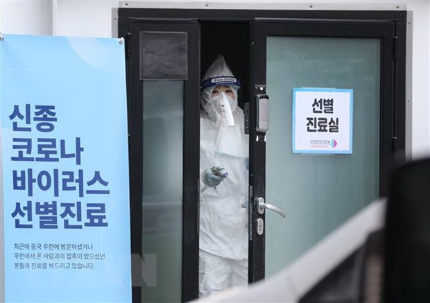 Nhân viên y tế trong trang phục bảo hộ làm việc tại Trung tâm y tế quốc gia Hàn Quốc ở Seoul, nơi điều trị cho các bệnh nhân được chẩn đoán nhiễm virus corona chủng mới, ngày 4/2/2020. (Ảnh: Yonhap/TTXVN)