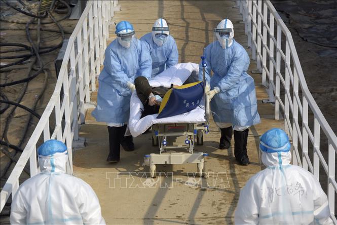 Nhân viên y tế chuyển nạn nhân nhiễm virus corona tới điều trị tại bệnh viện dã chiến Hỏa Thần Sơn ở Vũ Hán, tỉnh Hồ Bắc, Trung Quốc, ngày 4/2/2020. Ảnh: THX/ TTXVN