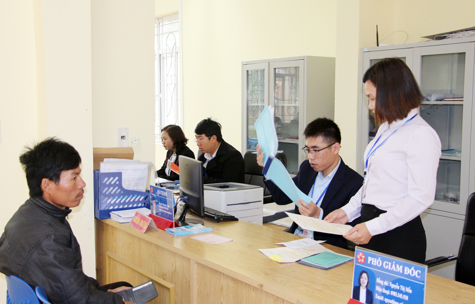Giải quyết TTHC cho người dân tại Trung tâm Hành chính công huyện Cô Tô.