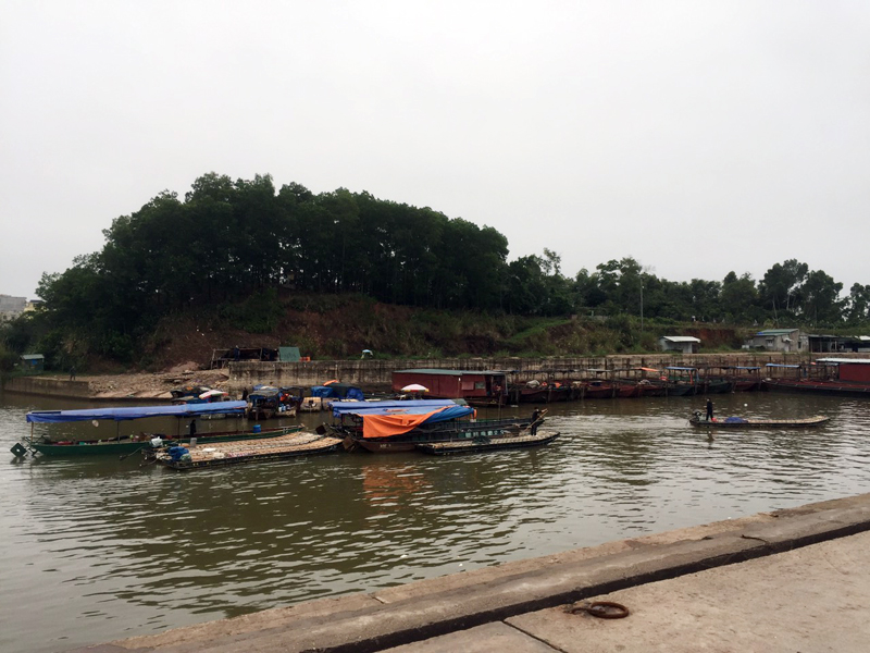 Các lực lượng chức năng di chuyển đò trên sông biên giới Ka Long vào neo đậu tại âu tàu Cảng ICD Thành Đạt.