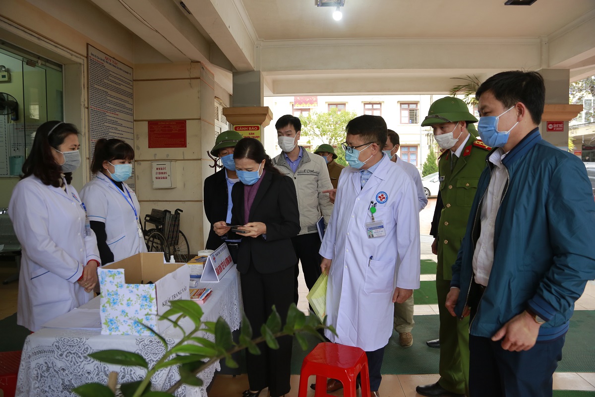 Đồng chí Đỗ Thị Lan, Trưởng Đoàn ĐBQH tỉnh kiểm tra công tác phòng, chống dịch tại Trung tâm Y tế huyện Tiên Yên