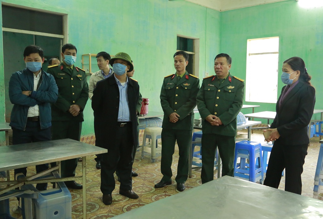 Đồng chí Đỗ Thị Lan, Trưởng Đoàn ĐBQH tỉnh kiểm tra cơ sở vật chất tại Trung Đoàn 42, Đoàn KTQP 327 trên địa bàn huyện Tiên Yên