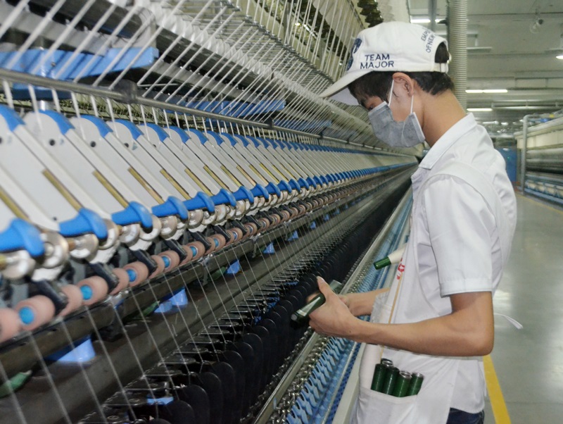 Năm 2020, TP Móng Cái phấn đấu tỷ lệ lao động qua đào tạo đạt 73,5%. Ảnh: Lao động làm việc tại bộ phận sợi, Công ty TNHH KHKT Texhong Ngân Long (KCN Hải Yên, TP Móng Cái).