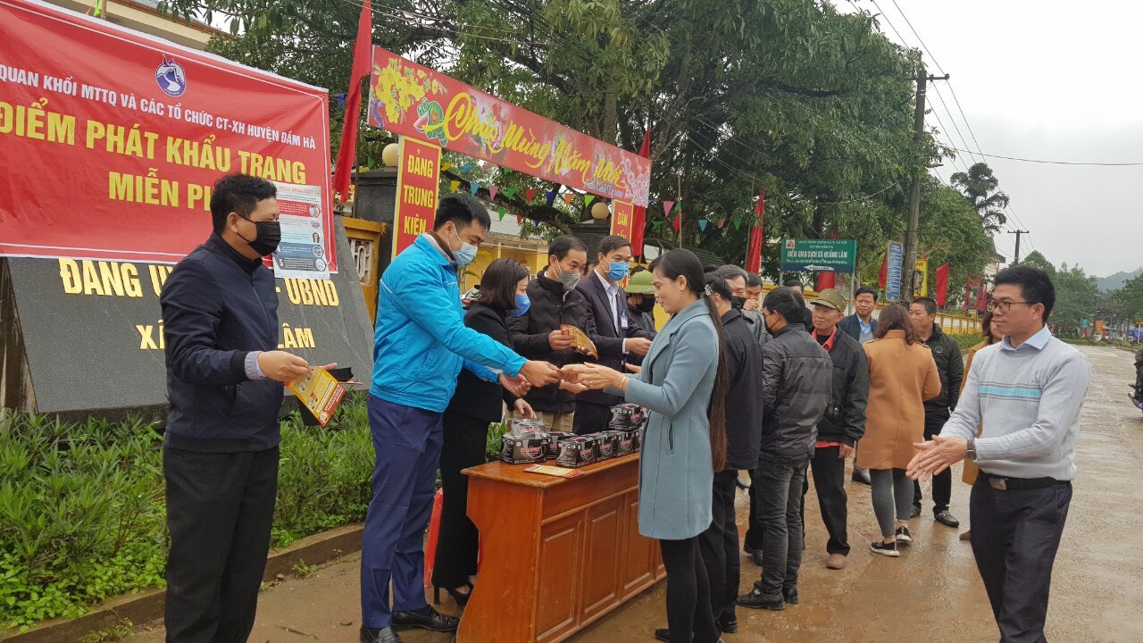 Cơ quan khối phát tờ rơi cho người dân xã Quảng Lâm