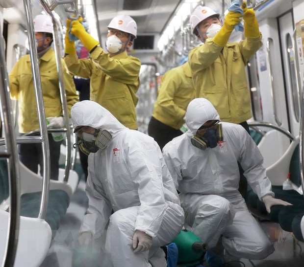 Nhân viên đường sắt khử trùng một tàu hỏa tại nhà ga ở Gwangju, Hàn Quốc, nhằm ngăn chặn sự lây lan của virus corona, ngày 4/2/2020. (Ảnh: Yonhap/TTXVN)