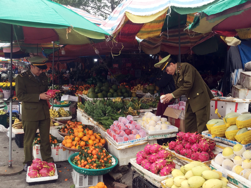 Đội Quản lý thị trường số 4 kiểm tra mặt hàng hoa quả tại khu vực chợ 4, Móng Cái.