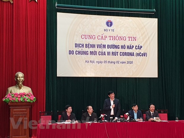 Thứ trưởng Bộ Y tế Nguyễn Thanh Long trả lời tại cuộc họp cung cấp thông tin. (Ảnh: PV/Vietnam+)