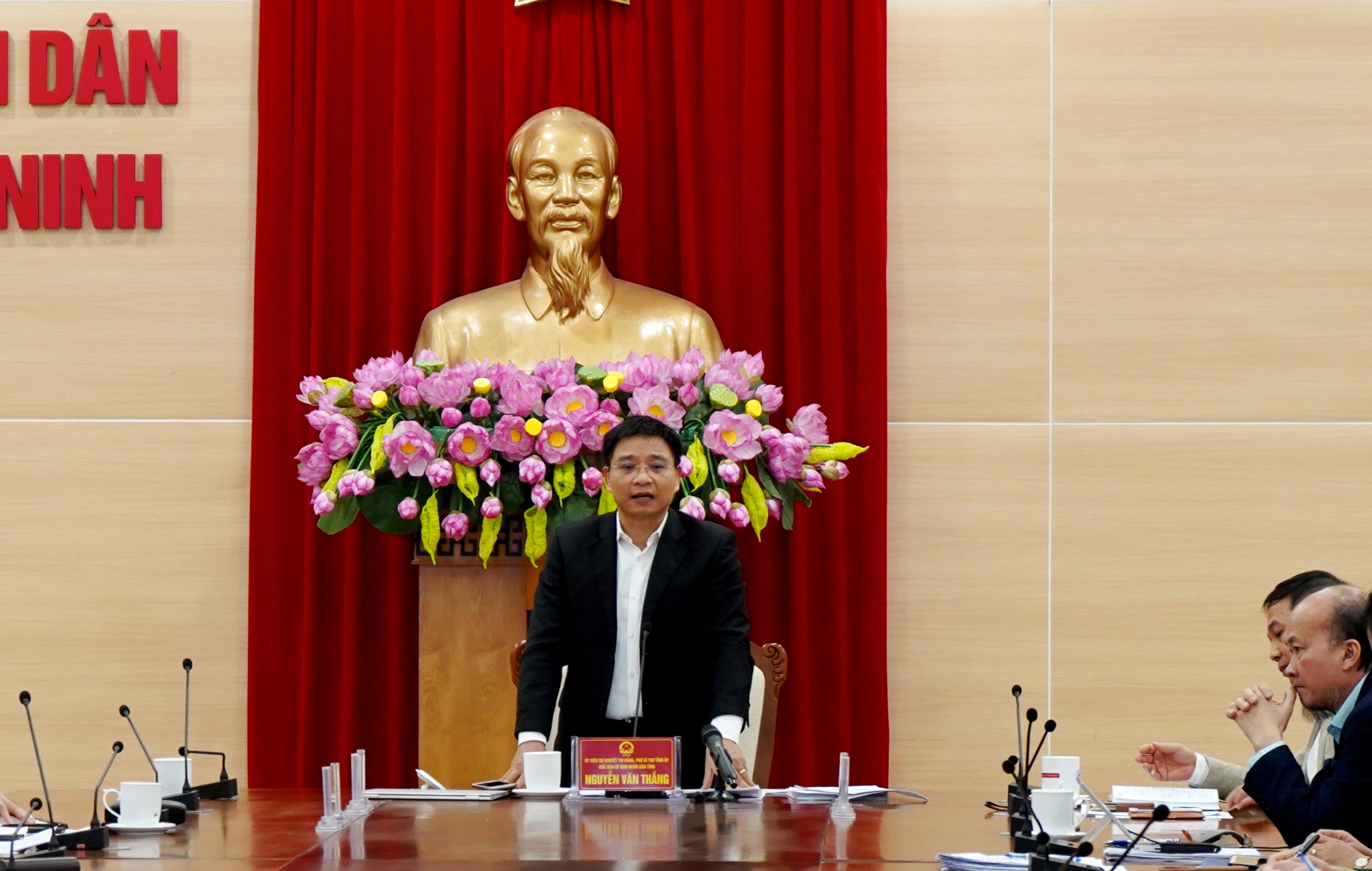 Chủ tịch UBND tỉnh Nguyễn Văn Thắng phát biểu chỉ đạo tại cuộc họp.