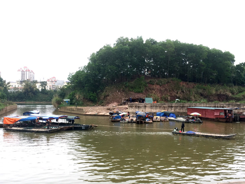 Thành phố Móng Cái di chuyển toàn bộ đò, chủ đò trên sông biên giới Ka Long vào nơi neo đậu.