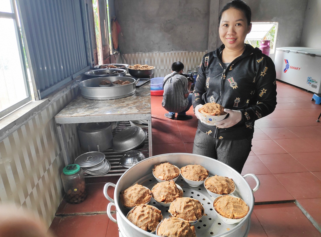 Chế biến khau nhục Tô Nhung - sản phẩm OCOP của huyện Đầm Hà.