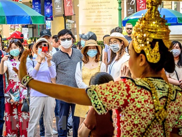 Khách du lịch đeo khẩu trang phòng tránh lây nhiễm virus corona tại Bangkok, Thai Lan. (Ảnh: AFP/TTXVN)