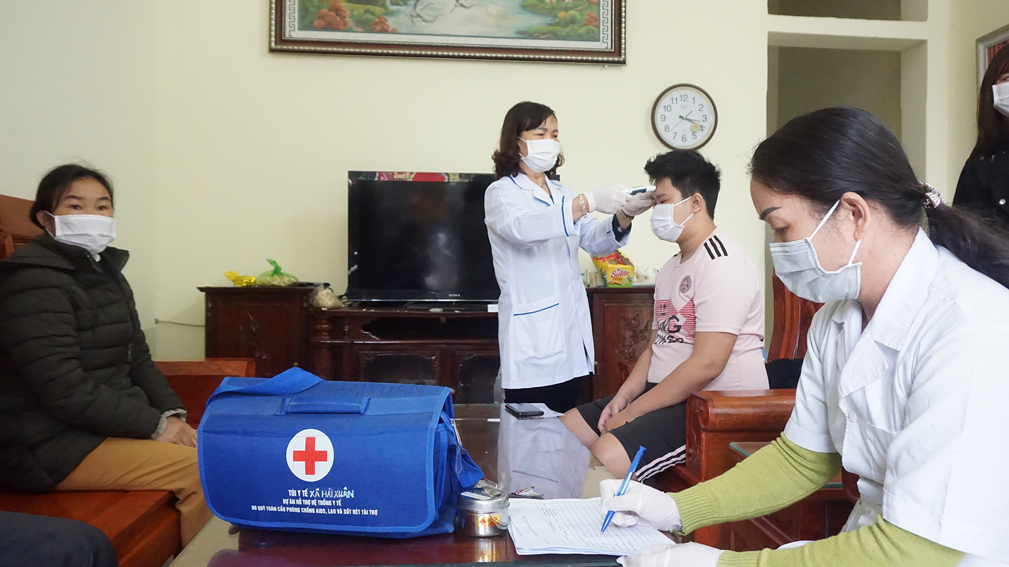 Cán bộ y tế xã Hải Xuân (TP Móng Cái) tới kiểm tra sức khỏe tại nhà cho người dân trên địa bàn. (Ảnh: Minh Đức)