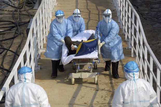 Nhân viên y tế chuyển nạn nhân nhiễm virus corona tới điều trị tại bệnh viện dã chiến Hỏa Thần Sơn ở Vũ Hán, tỉnh Hồ Bắc, Trung Quốc, ngày 4/2/2020. (Ảnh: THX/ TTXVN)