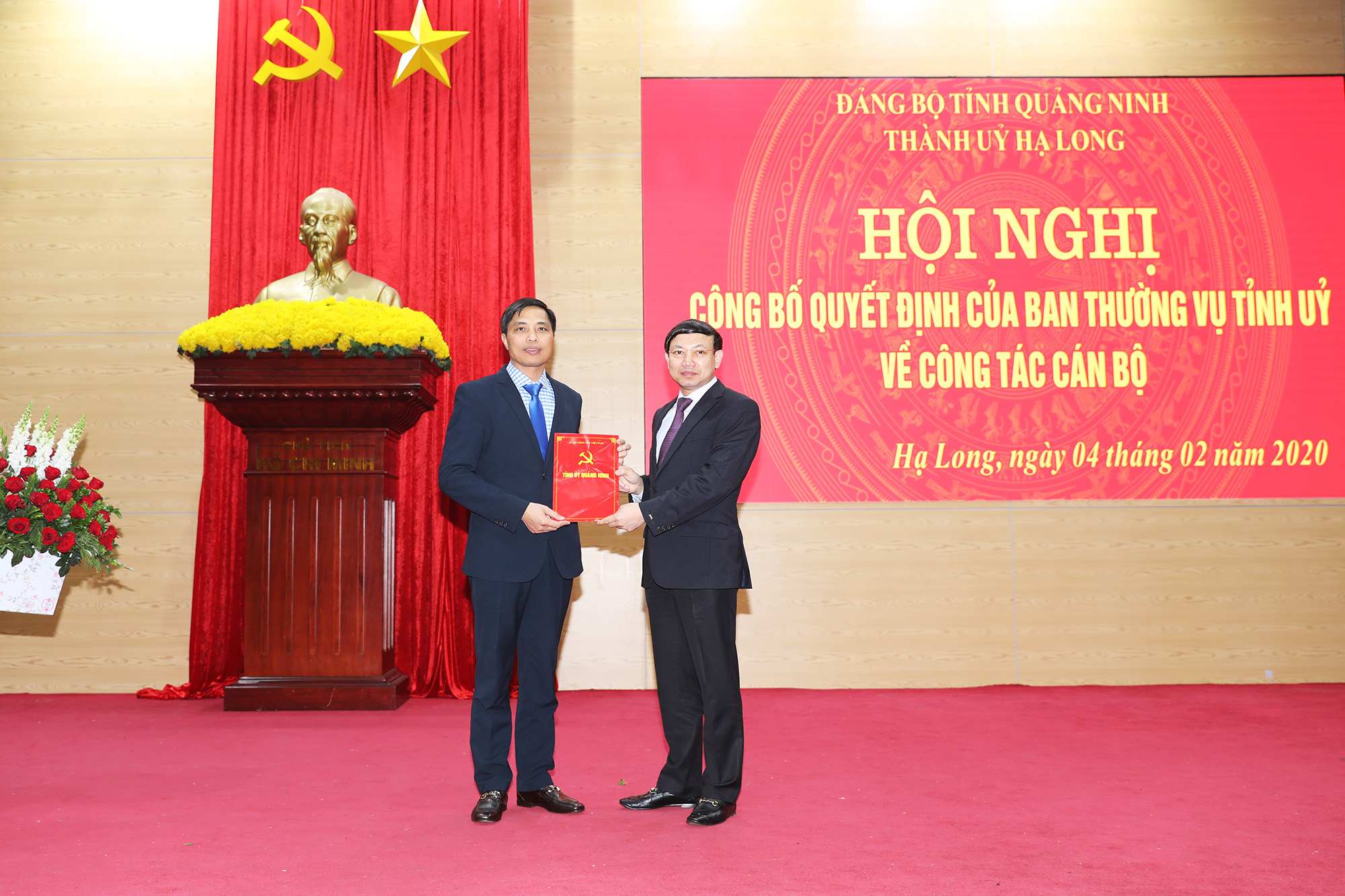 The Secretary of the Provincial Party Committee Nguyen Xuan Ky (R) granted the decison to new Secretary of Ha Long city’s Party Committee Vu Van Dien.