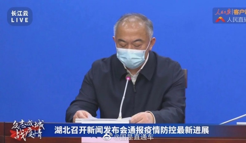Phó Bí thư thành ủy Vũ Hán Hu Lishan thừa nhận nhu cầu giường bệnh vượt quá khả năng cung cấp của thành phố. Ảnh: Weibo.
