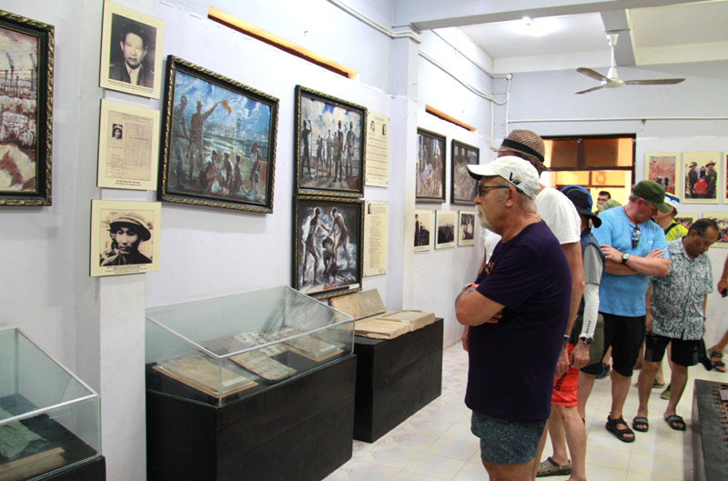  Du khách quốc tế tham quan một phòng trưng bày giới thiếu về lịch sử Nhà tù Phú Quốc.