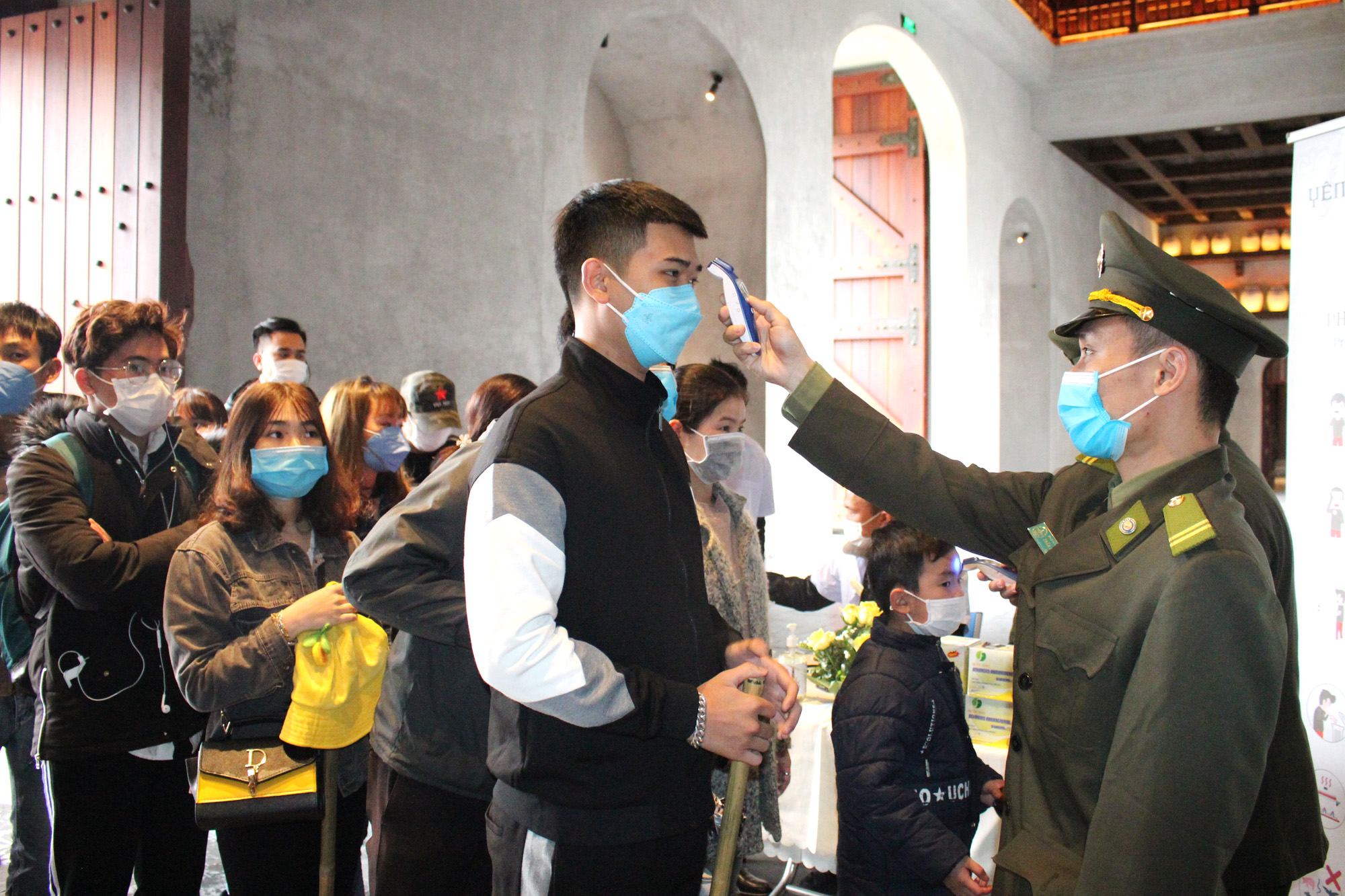 Ban Quản lý Khu di tích danh thắng Yên Tử đo thân nhiệt cho các du khách đến Yên Tử.