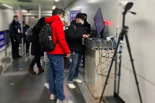 Một nhóm nhân viên của Megvii đang thiết lập hệ thống đo thân nhiệt tích hợp AI tại nhà ga. Ảnh: SCMP.