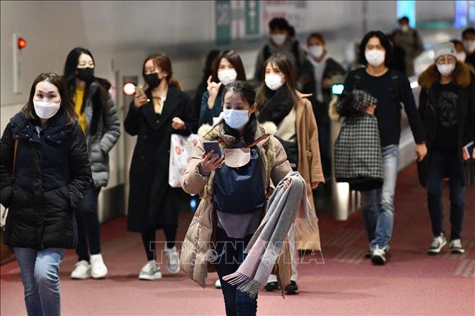 Người dân đeo khẩu trang phòng dịch viêm phổi cấp do virus Corona chủng mới gây ra tại sân bay quốc tế Haneda ở Tokyo, Nhật Bản ngày 28/1/2020. Ảnh: AFP/TTXVN