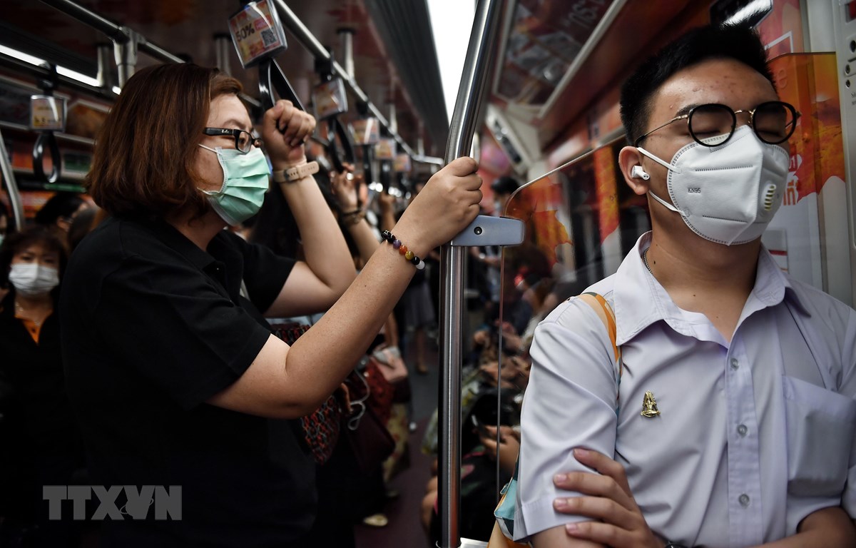 Người dân đeo khẩu trang phòng lây nhiễm virus corona tại Bangkok, Thái Lan. (Ảnh: AFP/TTXVN)