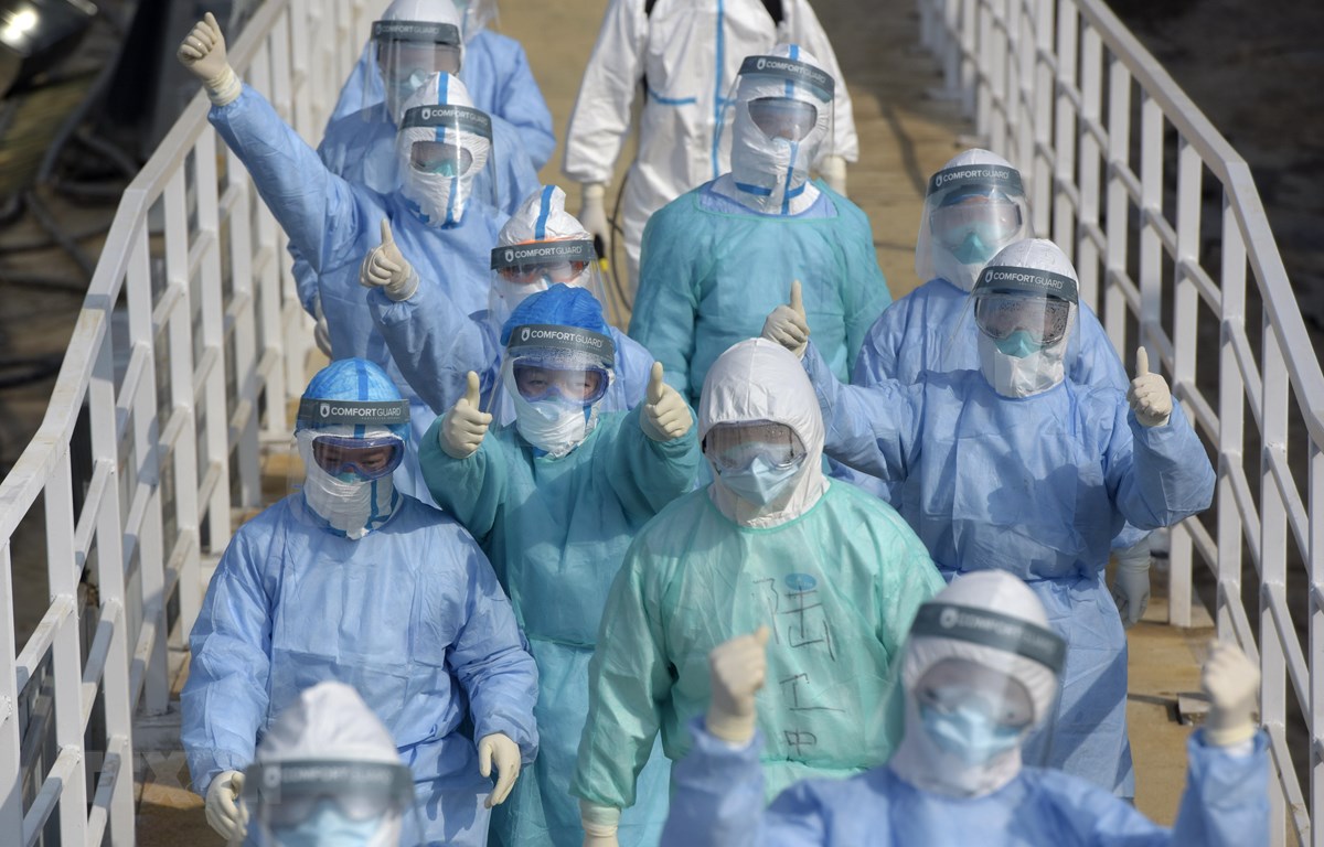 Nhân viên y tế làm việc tại khoa cách ly điều trị cho bệnh nhân nhiễm virus corona của bệnh viện Hỏa Thần Sơn ở Vũ Hán, tỉnh Hồ Bắc. (Ảnh: THX/TTXVN)