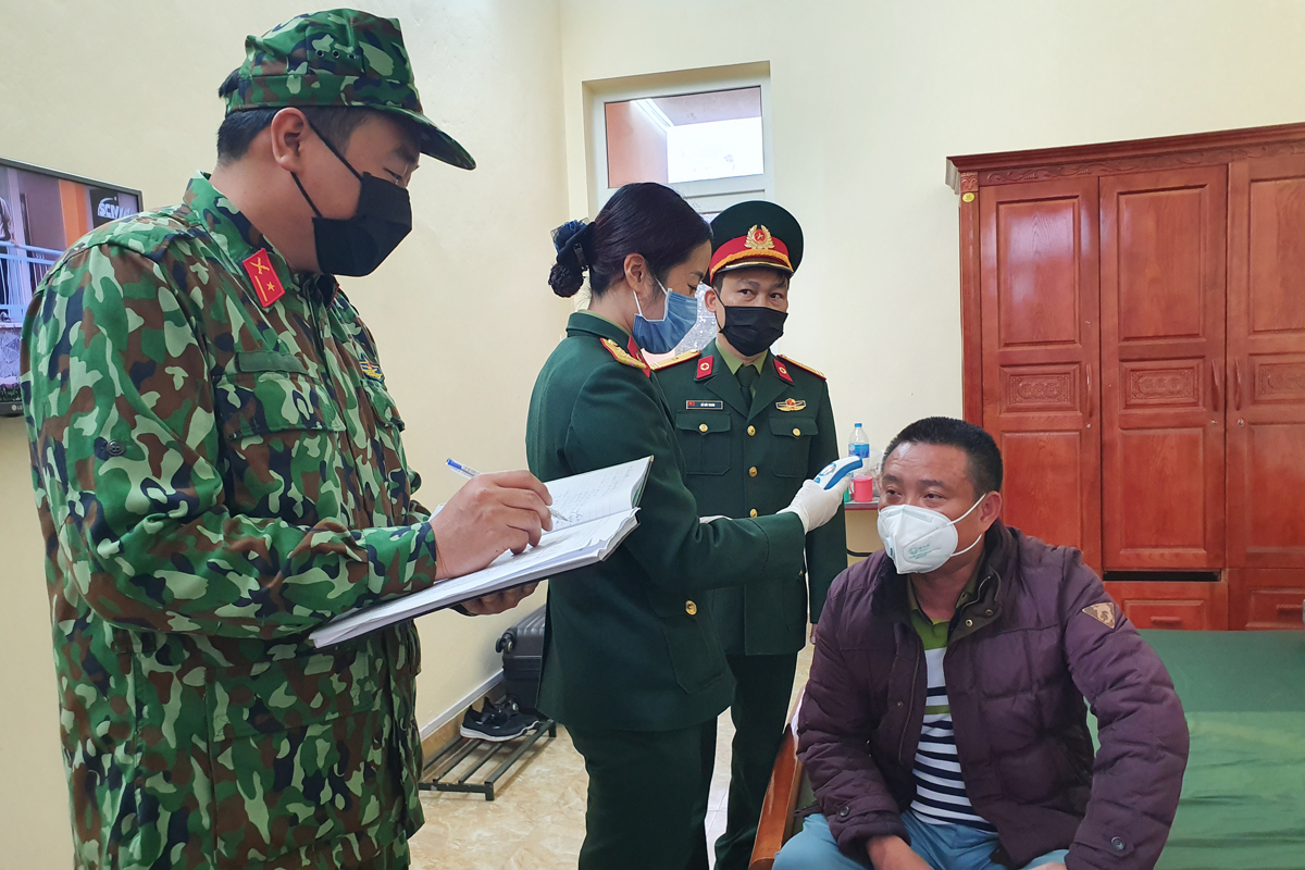 Quân y Bộ CHQS tỉnh tiến hành đo thân nhiệt cho 6 công dân Việt Nam trở về từ Trung Quốc.