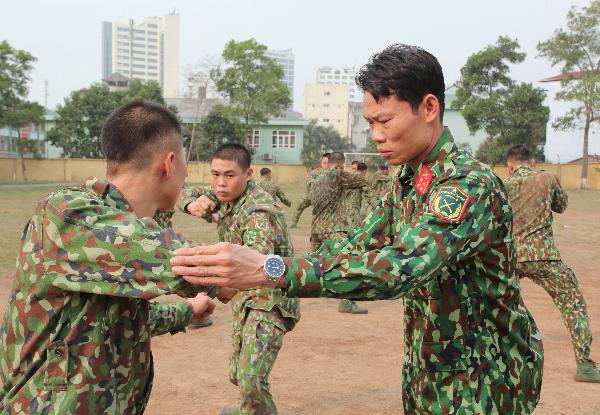 Đại úy Phạm Văn Dĩnh, Đại đội trưởng Đại đội Trinh sát, Phòng Tham mưu, Bộ CHQS tỉnh luôn tận tình hướng dẫn chỉ bảo các cán bộ, chiến sĩ trẻ trong đơn vị. 