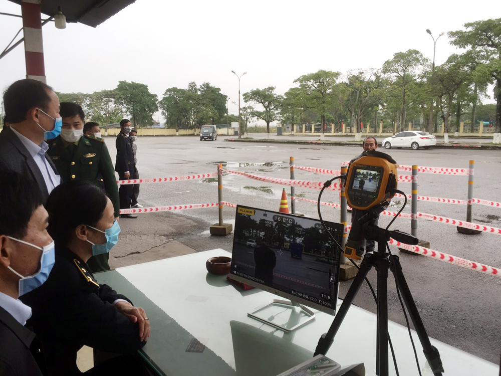 TP Móng Cái lắp đặt hai máy kiểm soát thân nhiệt từ xa tại Trạm kiểm soát Km15-Bến tàu Dân Tiến nhằm giám sát và phát hiện dịch bệnh.