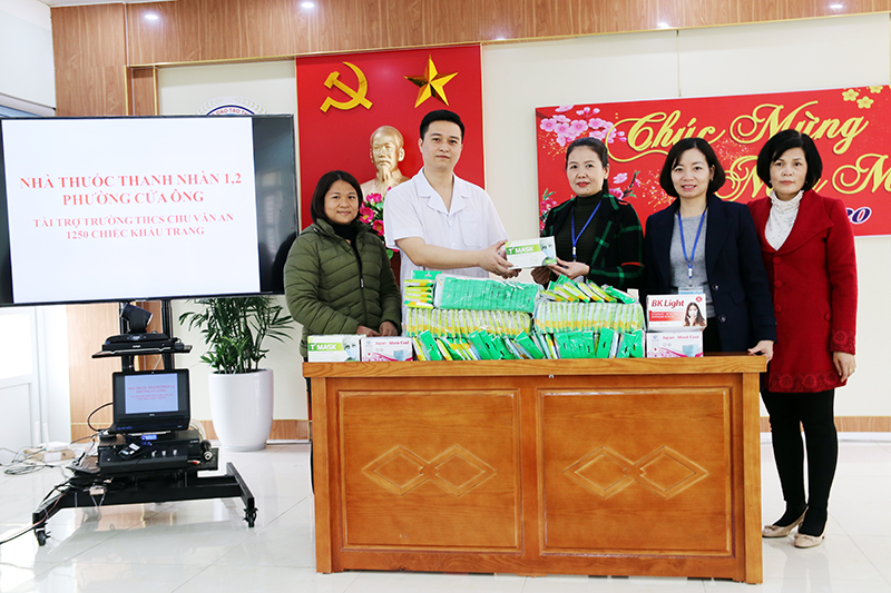 Phát khẩu trang miễn phí tại Trường THCS Chu Văn An, phường Cẩm Bình.