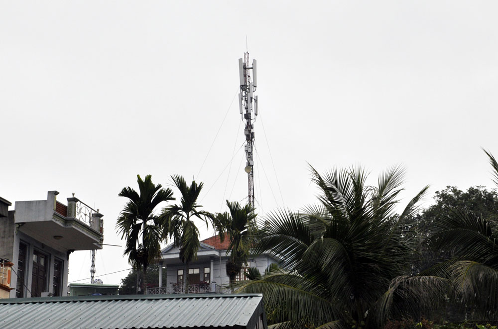 Một cột thu, phát sóng viễn thông lắp đặt trên nóc nhà dân tại khu 2A, phường Cao Xanh, TP Hạ Long