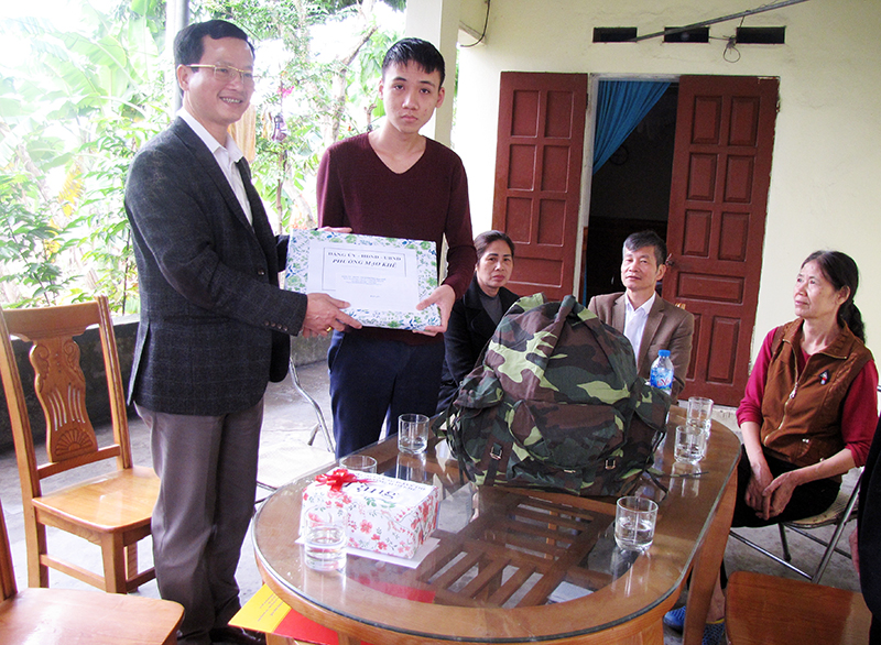 Lãnh đạo phường Mạo Khê (TX Đông Triều) tặng quà tân binh Nguyễn Hải Anh tại gia đình.