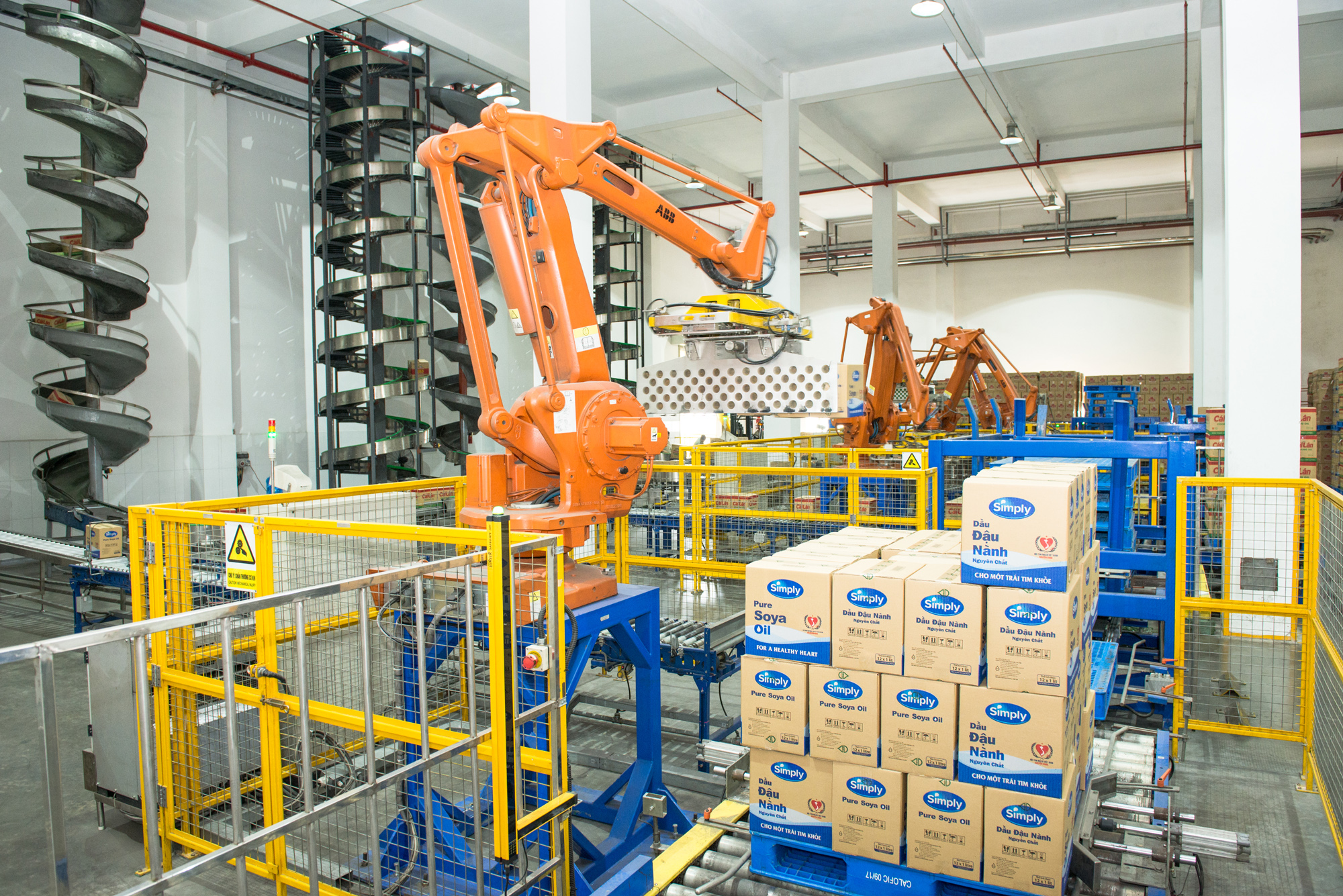 Sử dụng robot trong đóng gói, vận chuyển tại Công ty Dầu thực vật Cái Lân. Ảnh: Mạnh Trường