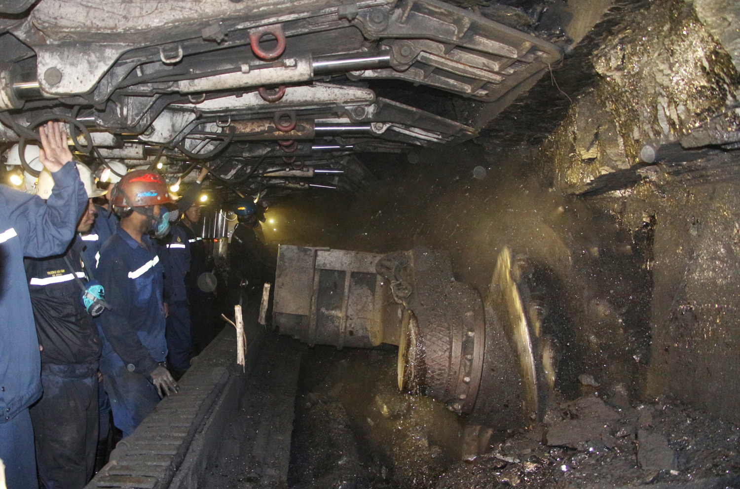 Công ty CP Than Hà Lầm đầu tư máy khấu trong khai thác than Hầm Lò.