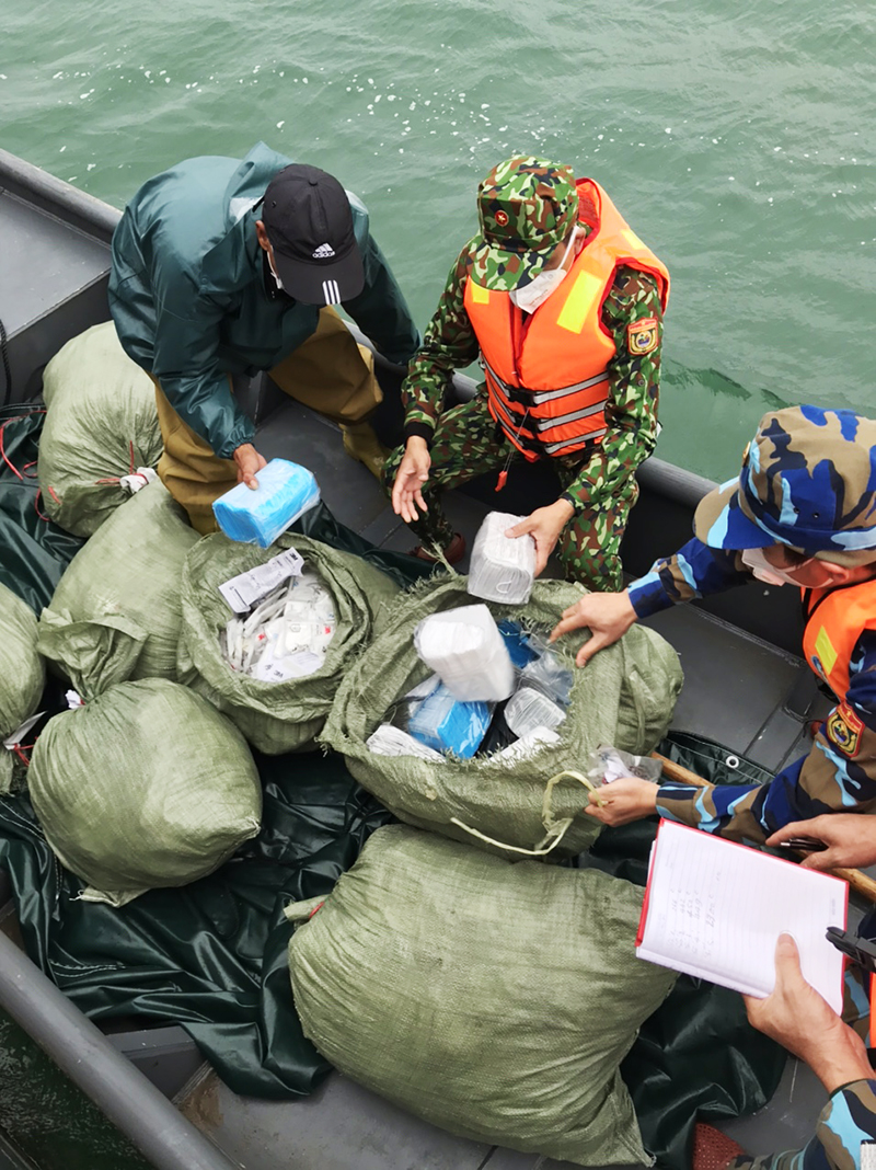 Tổ công tác Hải đội 2, BĐBP tỉnh kiểm tra số lượng khẩu trang y tế xuất lậu trái phép