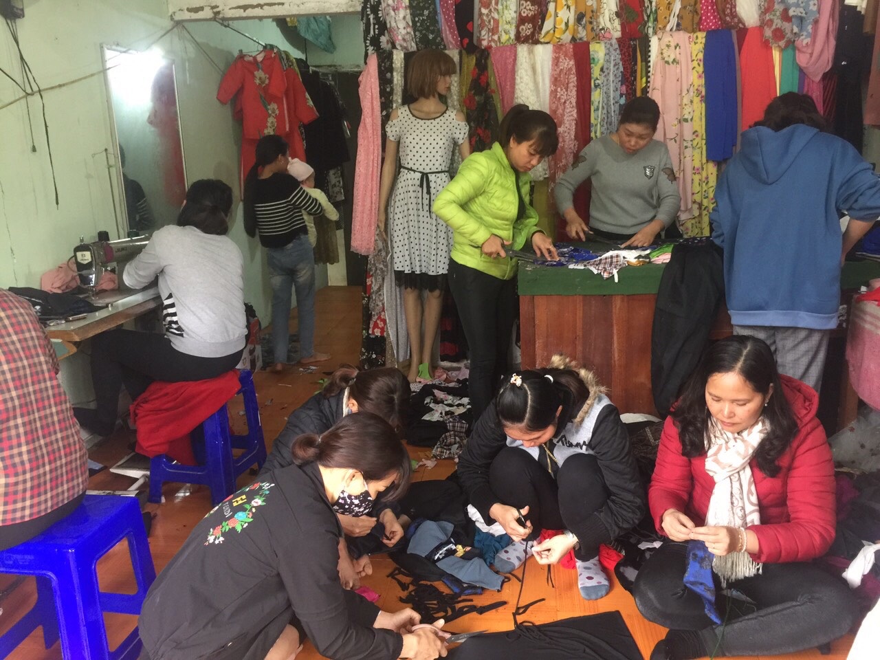 Các hội viên Hội phụ nữ huyện tham gia may khẩu trang vải để phát miễn phí