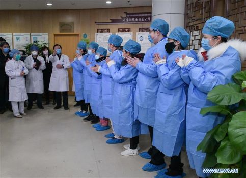 Các bác sĩ chúc mừng những bệnh nhân nhiễm virus Corona được chữa khỏi ở Vũ Hán, trung tâm tỉnh Hồ Bắc (Trung Quốc) hôm 6/2. Ảnh: News.cn