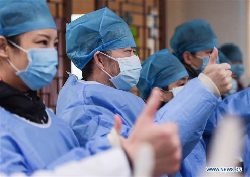 Các bác sĩ chúc mừng những bệnh nhân nhiễm virus Corona được chữa khỏi ở Vũ Hán, trung tâm tỉnh Hồ Bắc (Trung Quốc) hôm 6/2. Ảnh: News.cn