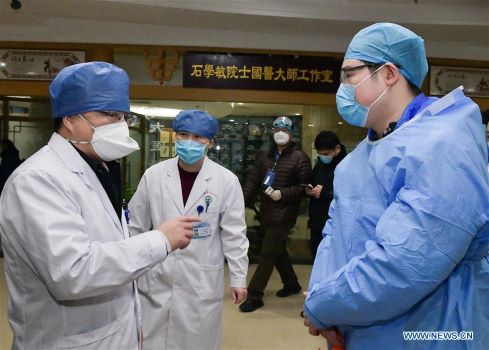 Bác sĩ trò chuyện cùng một bệnh nhân vừa được xuất viện. Ảnh: News.cn